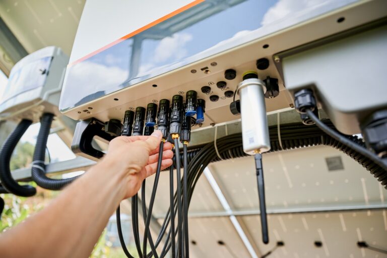 Problem z synchronizacją falowników w instalacji hybrydowej – przyczyny awarii