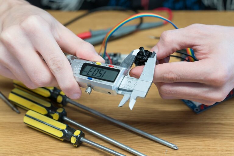 Problem z działaniem czujników temperatury w rozdzielni elektrycznej – diagnoza i kalibracja